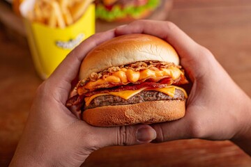 Hamburguer gourmet com cheddar
