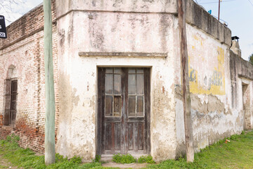 Fototapeta na wymiar old abandoned house in the village
