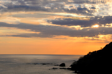 Fototapeta premium Cliff side Sunset Over the Sea in Costa Rica