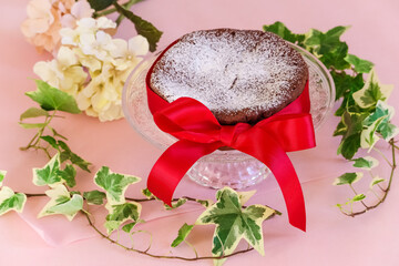 赤いリボンを巻いたガトーショコラ