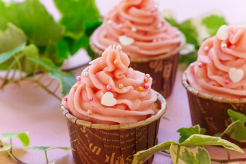 ピンクとハートのカップケーキ