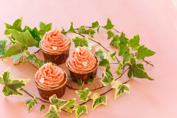 ピンクとハートのカップケーキ