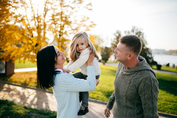 Fototapeta premium Family in green nature together