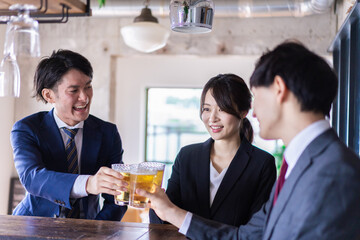 飲み会をする男女のビジネスパーソン