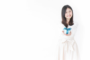 プレゼントと若い女性