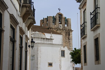 Glockenturm der Kathedrale von Faro mit kleiner Gasse