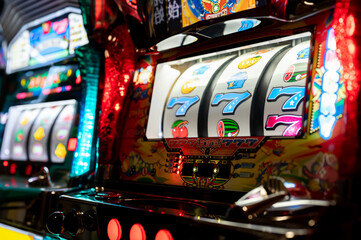 スロットマシン　遊戯機　ボーナススタート