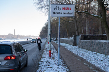 Kiel an der Uferpromenade Kiellinie Schild Radfahrer m&uuml;ssen die Fahrbahn benutzen