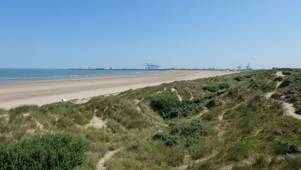 Belgien Küste mit Krananlage und Wege in der Düne