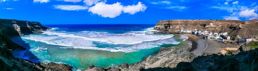 Fotobehang Fuerteventura eiland natuur landschap. Panoramisch uitzicht op charmant vissersdorpje Puertito de los Mulinos. Canarische eilanden © Freesurf
