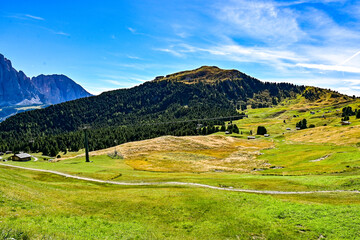 Almwiese mit Berge und Wanderwege auf Col Raiser mit Blick auf die Berge in den Dolomiten, in Santa Cristina, Valgardena, Bozen, S&uuml;dtirol Italien

Sprache f&uuml;r Keywords: Deutsch