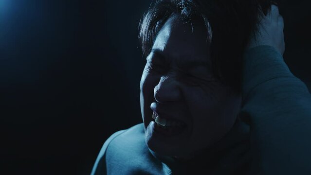 頭を抱える男性