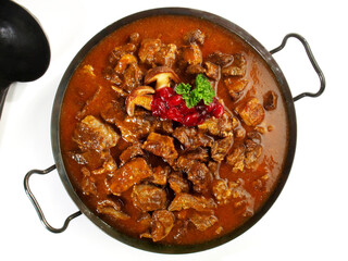Gulasch vom Schwein in einer Pfanne - Freigestellt