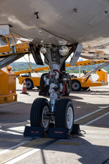 Embarque de avión y cargas, mantenimiento y transporte.