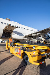 Embarque de avi&oacute;n y cargas, mantenimiento y transporte.