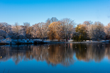 Kiel, 8. Dezember 2022, der erste Schnee diesen Jahres ist gefallen. Winterliche Impressionen in der Innenstadt, dem Hiroshimapark und dem Hafengebiet