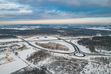 Autostrada A1 na Śląsku w Polsce zimą z lotu ptaka, ostatni węzeł komunikacyjny w Polsce w Gorzyczkach