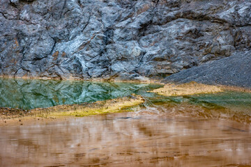 Kieswerk Felswand mit Farben im Wasser & Spiegelung