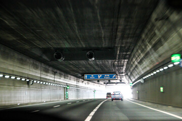 Fahrt durch den Tunnel  in den Urlaub, verwischt, Autobahn nach Bozen und Bregenz, Brenner 