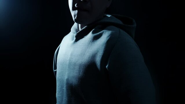 拳を上げて殴りかかってくる男性