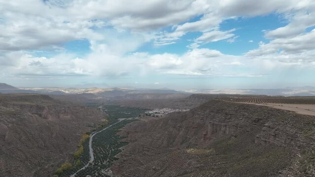 vista a&eacute;rea del ca&ntilde;&oacute;n del R&iacute;o Gor en el desierto de Gorafe, Espa&ntilde;a