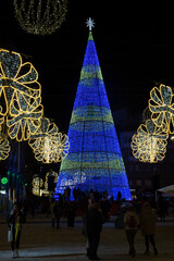 Foto nocturna de un gran árbol de Navidad iluminado con colores. Concepto Luces Vigo. Galicia,...