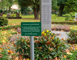 Hinweisschild auf einem Friedhof in Hamburg
