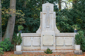 schöne große Familien Grabstätte  auf einem Friedhof in Hamburg