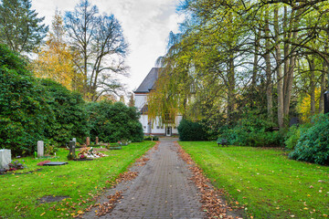 Fußweg zu einer alten Kapelle  auf einem Friedhof in Hamburg