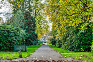 Fußweg zu einer  Kapelle   auf einem Friedhof in Hamburg