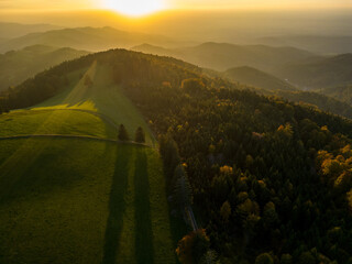 Sonnenuntergang im Schwarzwald im Herbst - 553839502
