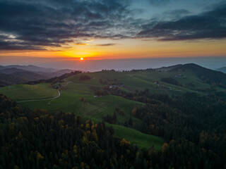 Sonnenuntergang im Schwarzwald im Herbst - 553839518
