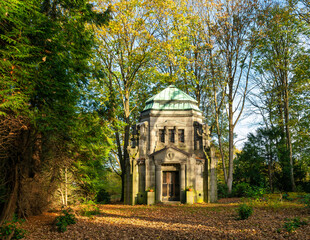 sehr schönes altes Mausoleum auf einem Friedhof in Hamburg