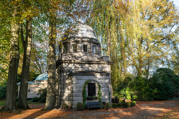 altes Mausoleum zwischen Bäumen auf einem Friedhof in Hamburg