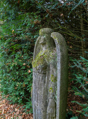 schöner Steinengel mit Moss bewachsen auf einem Friedhof in Hamburg