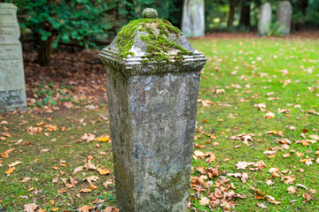 Alter Grabstein auf einem Friedhof in Hamburg