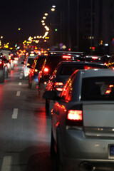 Samochody stoją w mieście w czasie wieczornego szczytu w korku przed świętami zimowymi.