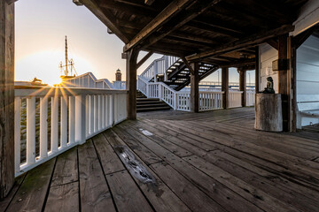 Obraz premium ‘Alte Liebe’ (‘Old Love’), famous observation deck in Cuxhaven, Germany at the river Elbe at sunset