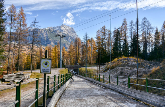 Cortina d&rsquo;Ampezzo, Bobbahn, Start, Anlauf, Rampe, Steil, Gel&auml;nder, Schr&auml;g, Beschleunigung, Startbereich, Startbereich, Kunsteisbahn, James Bond, 007, Cortina, Bobsport, Skeleton, Eiskanal, Kanal, Beto