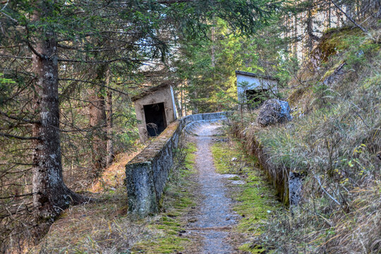 Cortina d&rsquo;Ampezzo, Bobbahn, Kunsteisbahn, James Bond, 007, Cortina, Bobsport, Skeleton, Weg, versandet, Eiskanal, Kanal, Beton, Spur, Kurve, Olympia, 1956, Pista olimpica Eugenio Monti, Bob, WM, Weltm