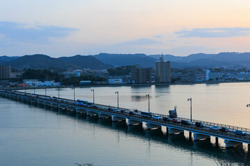 Fototapeta premium 夕暮れの唐津市松浦川と町並み「佐賀県」