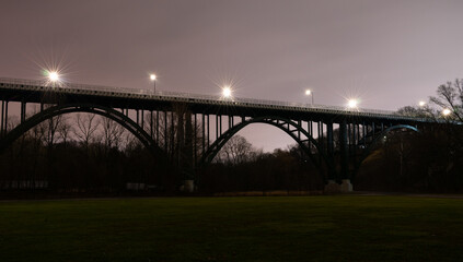 Obraz premium Bridge over valley at night long exposure.
