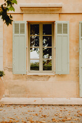 Fototapeta na wymiar Les volets ouverts de la maison provençale