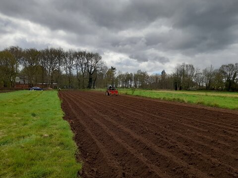 Tractor arando una finca en Galicia