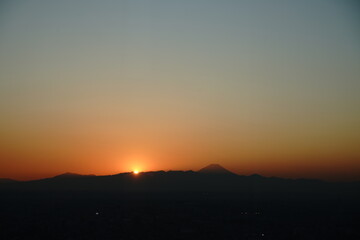 夕日、富士山、地平線、ビル、新宿、夕方、東京、都庁、日本、富士、夕景、ビル群、人、観賞、シルエット都庁ビル、展望台、空、外、冬、夕方、オレンジ、ブルー、建物、山、太陽、綺麗、美しい、落ち着き、サンセット、日暮れ、眺め、眺望、観光、旅行、トラベル、