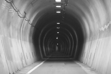 京都　清滝トンネル正面内部　モノクローム