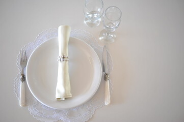 Fototapeta na wymiar mesa arrumada decorada para jantar romântico 