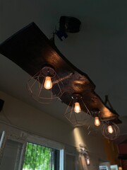 Lamparas estilo vintage iluminando un interior