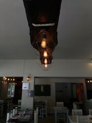 Lamparas retro iluminando un interior