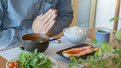 いただきます・食事の前に手を合わせる人｜和食を食べる男性